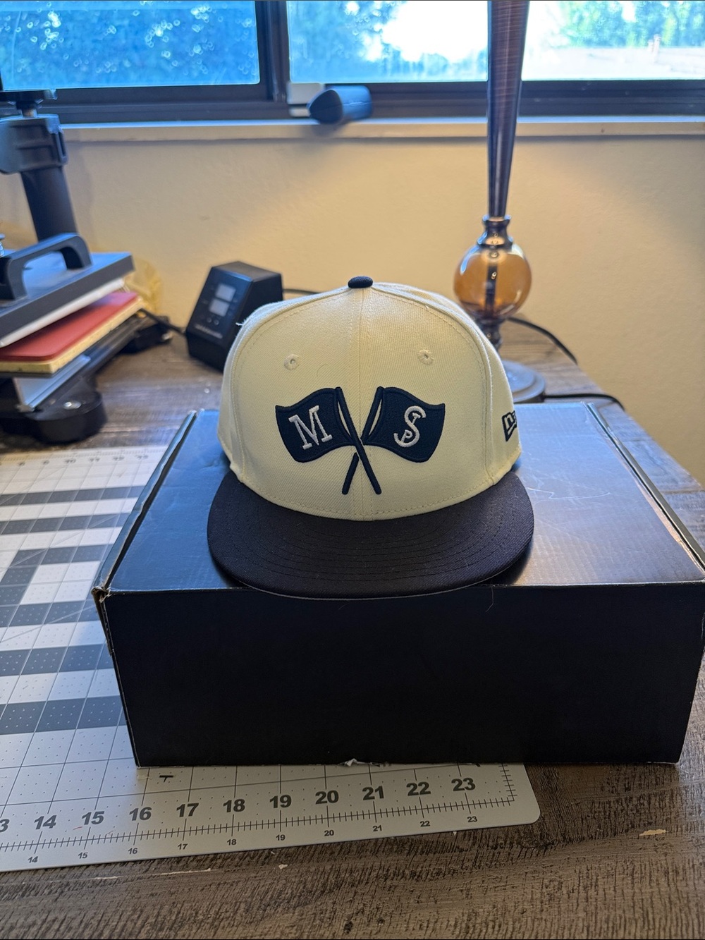 New Era Men’s Two-Tone Flag Patch Snapback Hat - Cream & Black